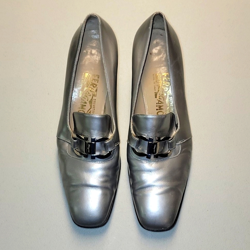 Salvatore Ferragamo Vintage Metallic Silver Leather Pump w/Silver Metal Logo Bit